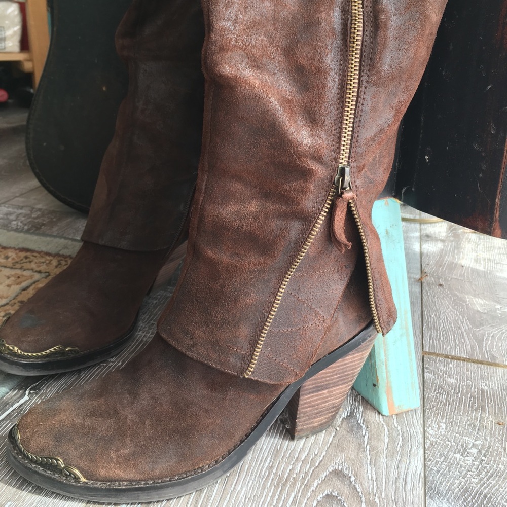 Cowgirl up!🤠 Beautiful, vintage Zodiak USA boots.